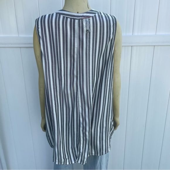 Sanctuary Striped Sleeveless Button Front Top Size 1X - Picture 4 of 9